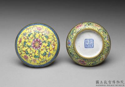 图片[2]-Painted enamel container with lotus decoration on a yellow background, Qing dynasty, Qianlong reign (1736-1795)-China Archive